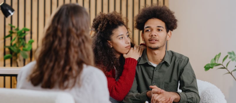 Cuplu tanar la sedinta de psihologie